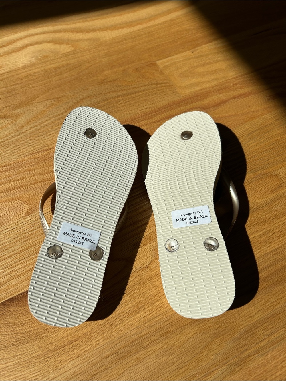 Havaianas Women's Slim Flatform Beige Flip Flops with Gold-Tone Straps 7/8. - Picture 4 of 5